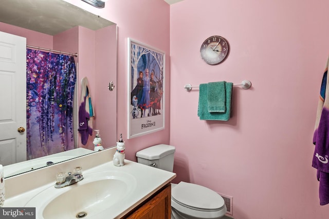 full bath with vanity, toilet, and a shower with curtain