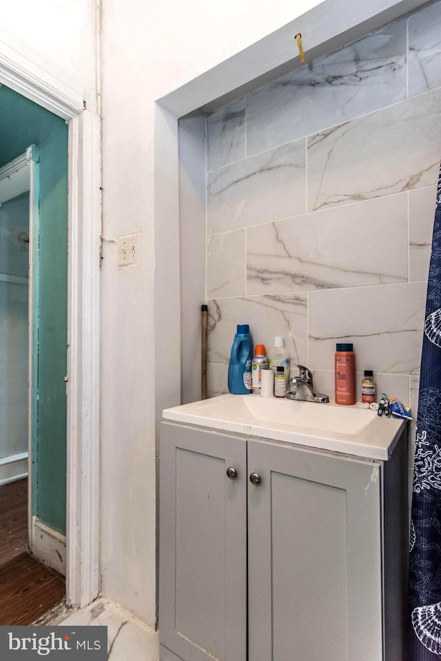 bar featuring tasteful backsplash and a sink