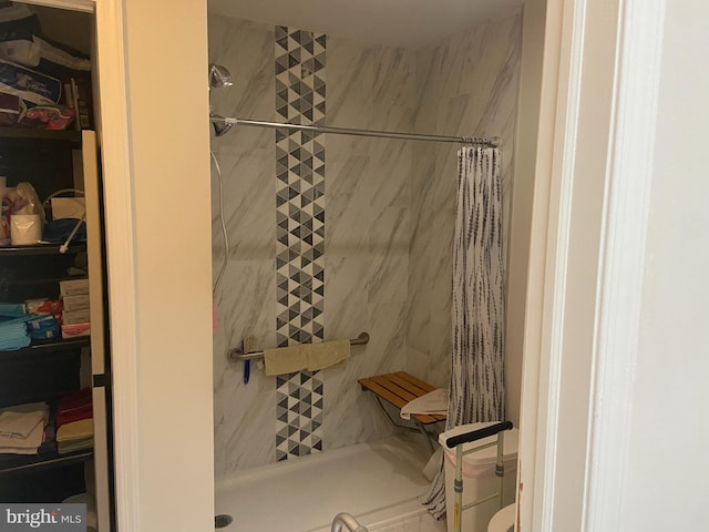 bathroom featuring tiled shower