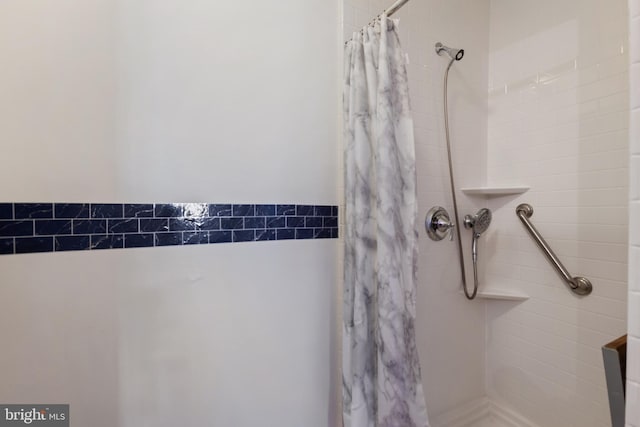 bathroom featuring a tile shower