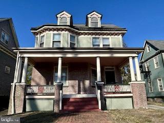 view of front of property with covered porch