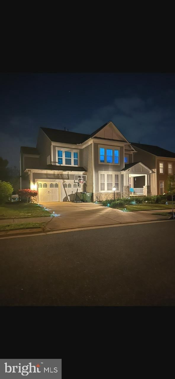 view of front of property featuring concrete driveway