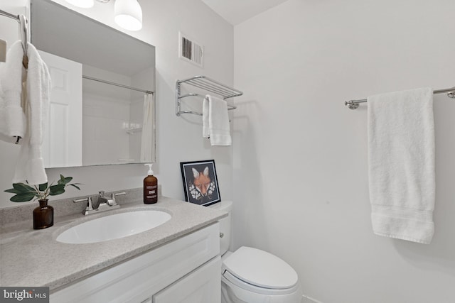 full bathroom featuring vanity, toilet, a shower with curtain, and visible vents