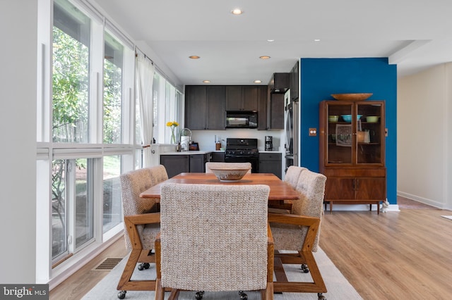 dining room featuring recessed lighting, visible vents, baseboards, and light wood-style floors