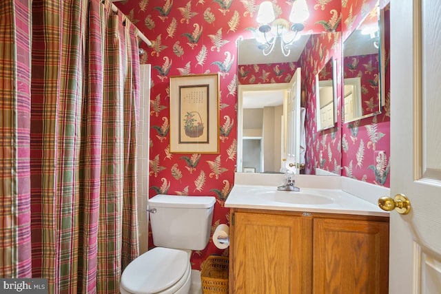 full bathroom featuring a shower with shower curtain, toilet, vanity, and wallpapered walls