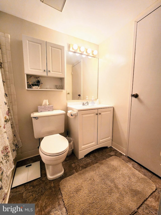 bathroom featuring a shower with curtain, toilet, vanity, and baseboards