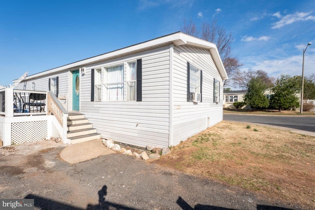 manufactured / mobile home featuring a wooden deck