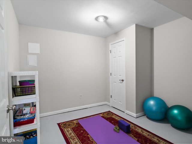 workout room featuring baseboards