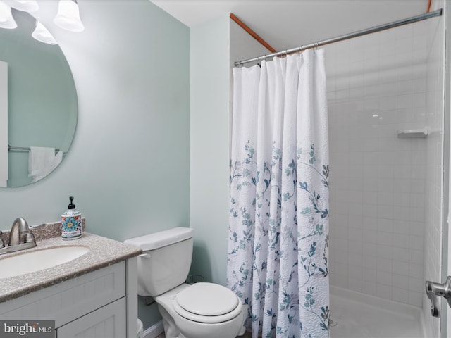 full bathroom featuring tiled shower, toilet, and vanity