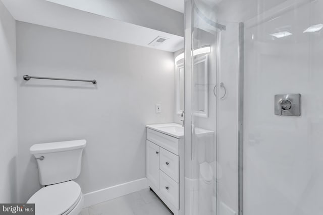 full bath featuring toilet, baseboards, visible vents, and a stall shower