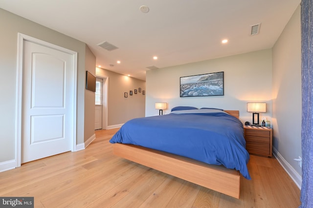 bedroom with recessed lighting, baseboards, visible vents, and light wood finished floors