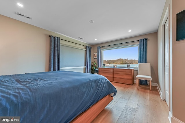 bedroom featuring recessed lighting, light wood-style floors, visible vents, and baseboards