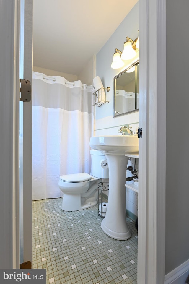 full bathroom featuring tile patterned floors and toilet