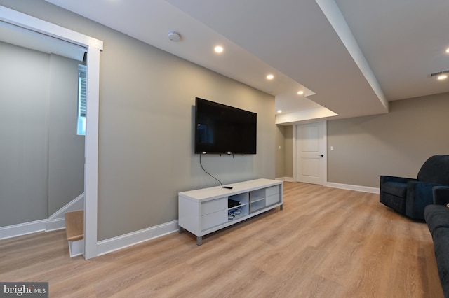 living area featuring recessed lighting, baseboards, and light wood-type flooring