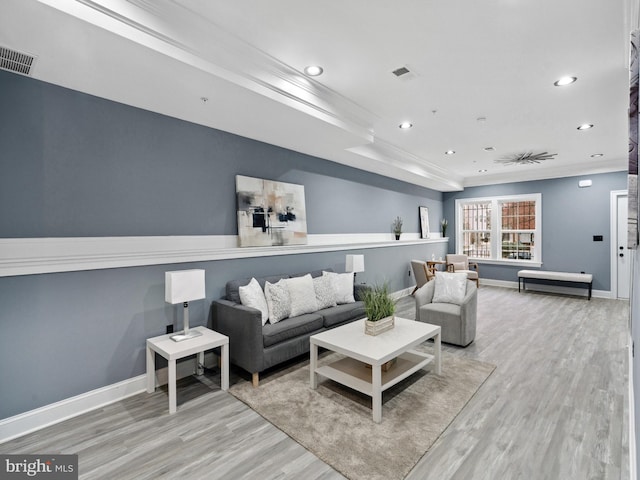 living room featuring recessed lighting, visible vents, baseboards, and wood finished floors