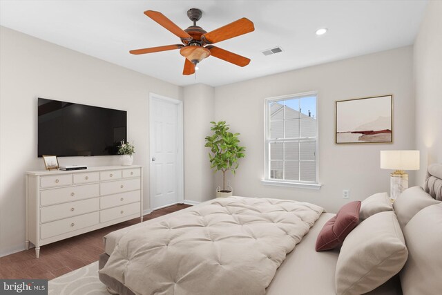 bedroom featuring visible vents, recessed lighting, a ceiling fan, and wood finished floors