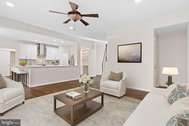 living area with visible vents, wood finished floors, recessed lighting, baseboards, and ceiling fan