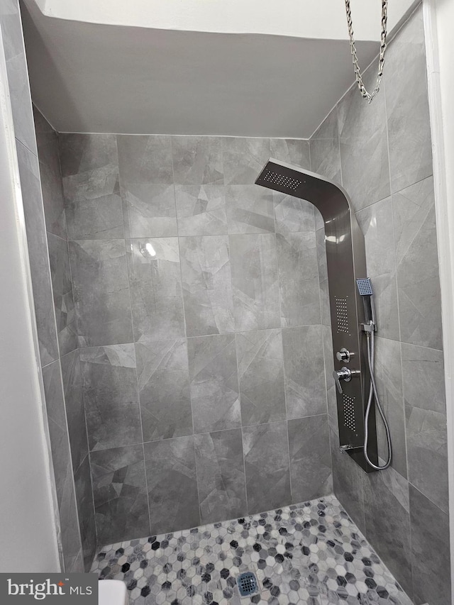 bathroom featuring tiled shower