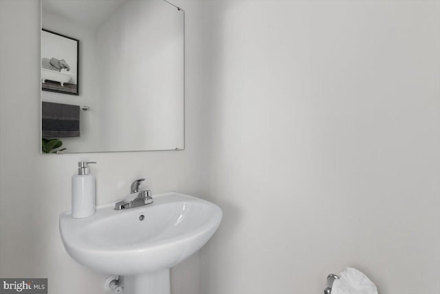 bathroom featuring a sink