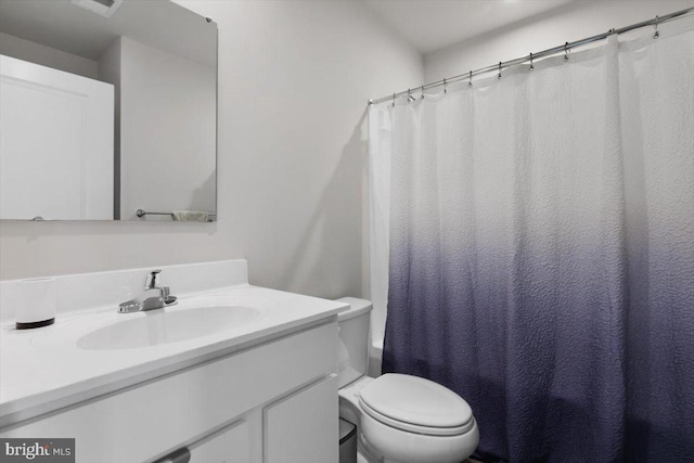 full bathroom featuring vanity, curtained shower, and toilet