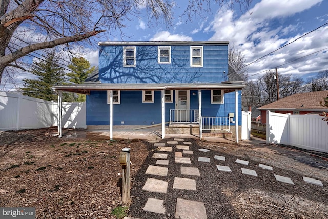 view of front of house with covered porch and fence