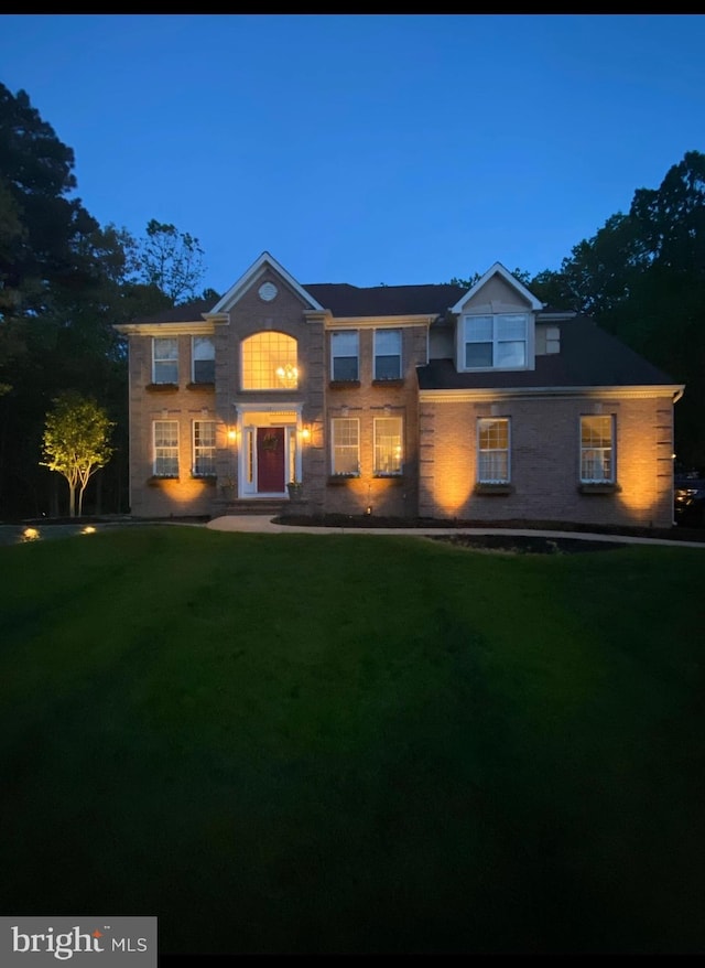 view of front of home featuring a front lawn