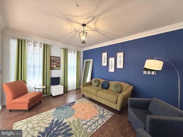 living room featuring crown molding, an inviting chandelier, and wood finished floors