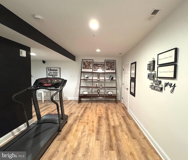 workout room featuring recessed lighting, light wood-style floors, visible vents, and baseboards