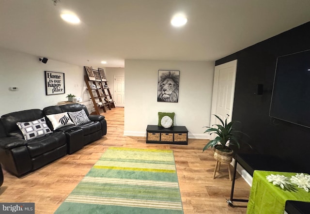 living room featuring recessed lighting, light wood-type flooring, and baseboards