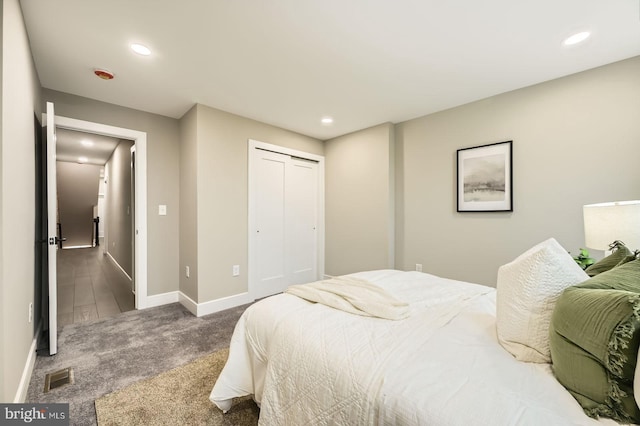 bedroom with visible vents, recessed lighting, a closet, carpet, and baseboards