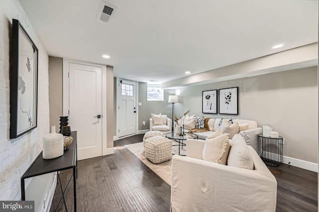 living area with visible vents, recessed lighting, dark wood-type flooring, and baseboards