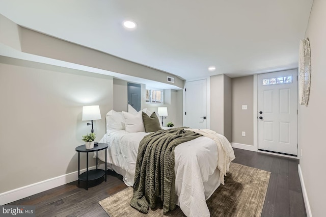 bedroom featuring dark wood-style floors, visible vents, recessed lighting, and baseboards