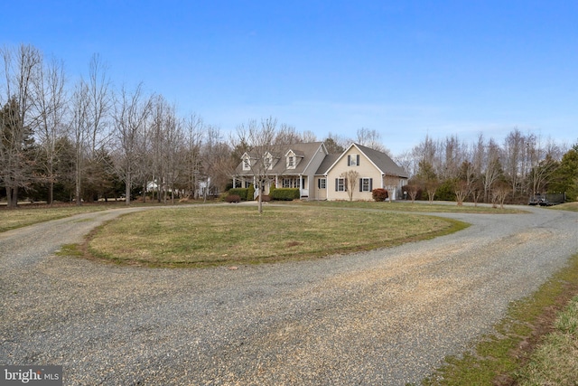 view of front of home featuring gravel driveway and a front yard