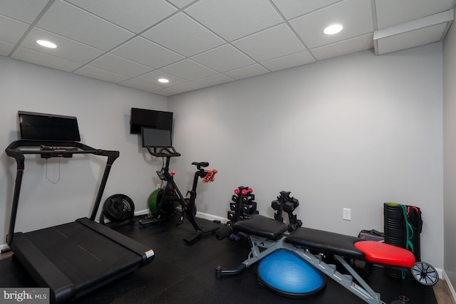 workout area with recessed lighting, a drop ceiling, and baseboards