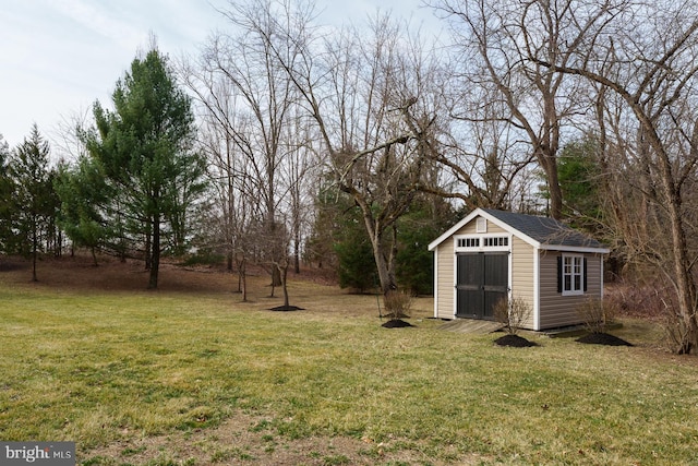 view of yard featuring an outbuilding and a storage unit