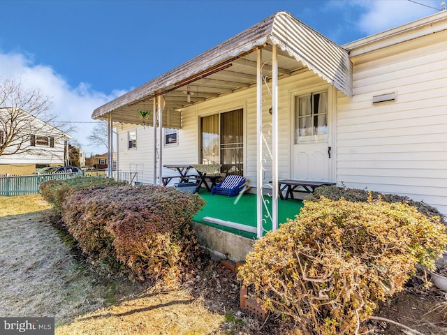 entrance to property with fence