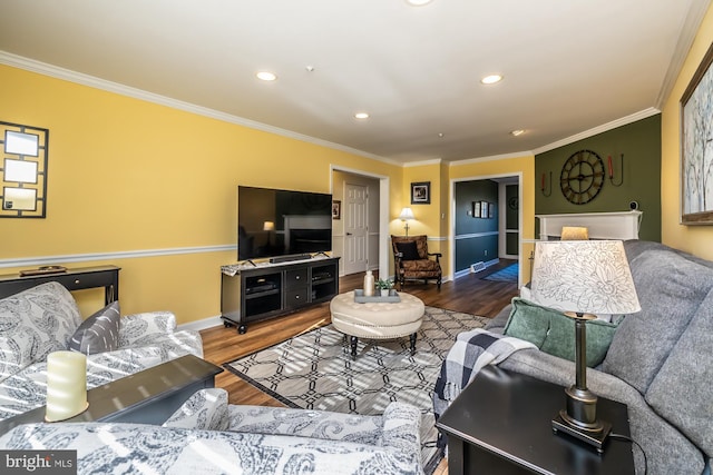 living room featuring recessed lighting, baseboards, wood finished floors, and ornamental molding