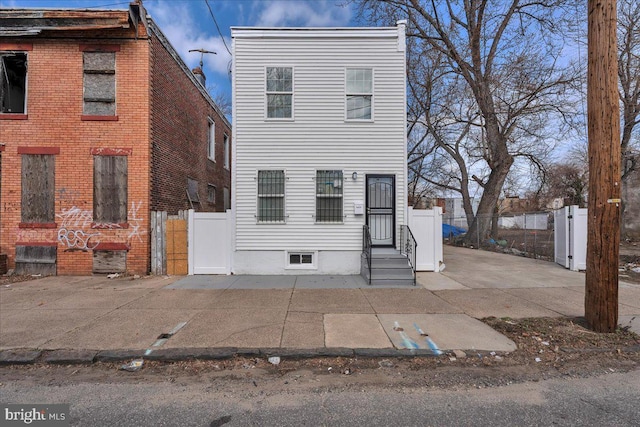 view of front facade featuring a gate and fence