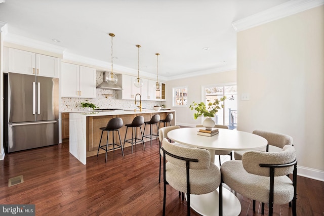 dining area with visible vents, crown molding, baseboards, dark wood finished floors, and recessed lighting