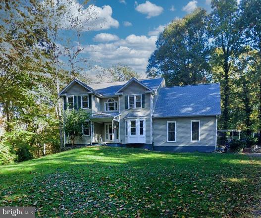 view of front of home with a front lawn