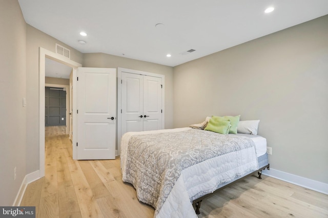 bedroom with recessed lighting, baseboards, visible vents, and light wood-type flooring