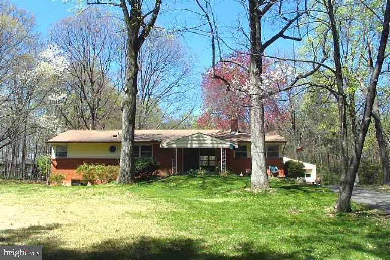 view of front of home featuring a front lawn