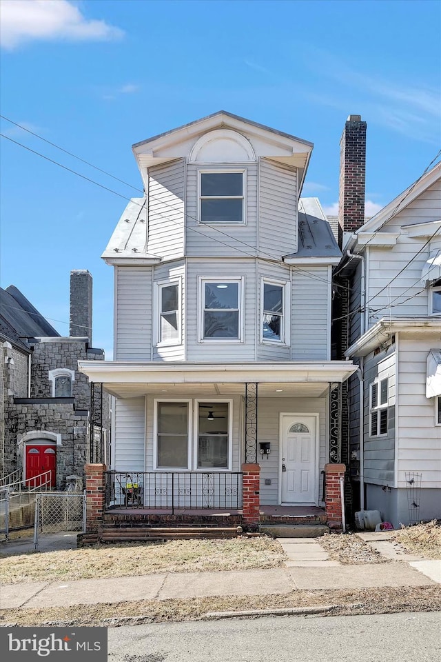 view of front of home with fence and covered porch