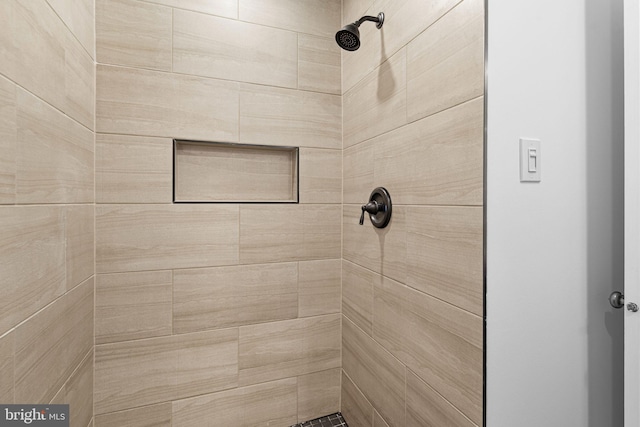 full bathroom featuring tiled shower