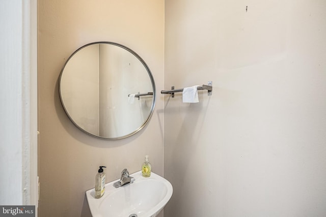 bathroom featuring a sink