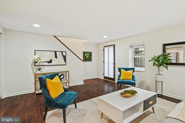 living area featuring recessed lighting, baseboards, and wood finished floors