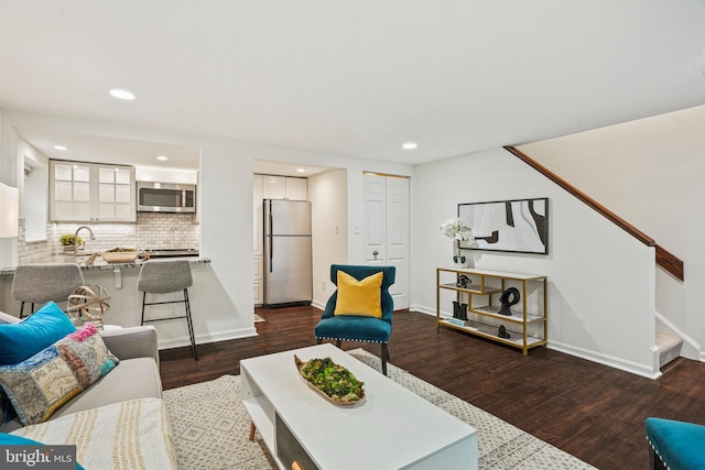 living area featuring dark wood-style floors, recessed lighting, and baseboards