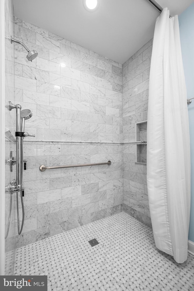 bathroom featuring tiled shower