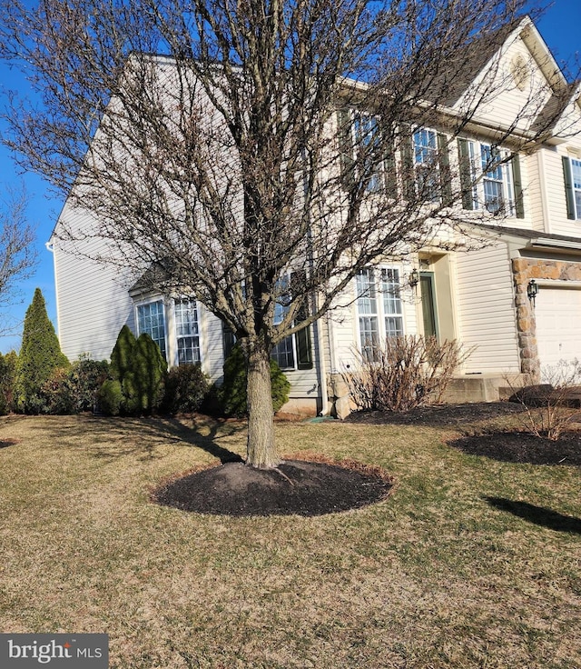 view of front of house featuring a garage and a front yard