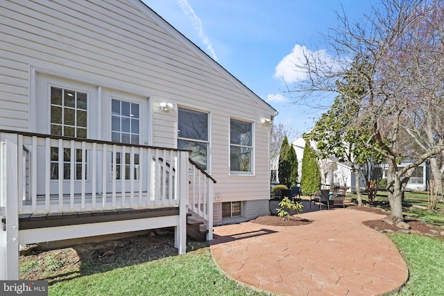 entrance to property featuring a patio